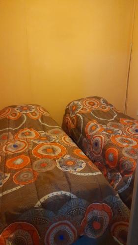 two beds sitting next to each other in a room at PARQUE 331 in Malargüe