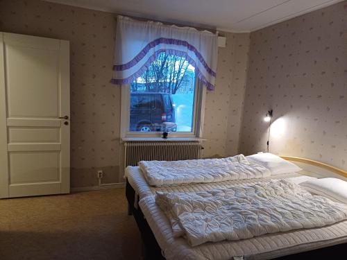 um quarto com uma cama e uma janela em Kiruna accommodation Gustaf Wikmansgatan 6b villa 8 pers em Kiruna