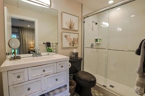 uma casa de banho com um WC, um lavatório e um chuveiro em Sunshine Cottage em Hollywood