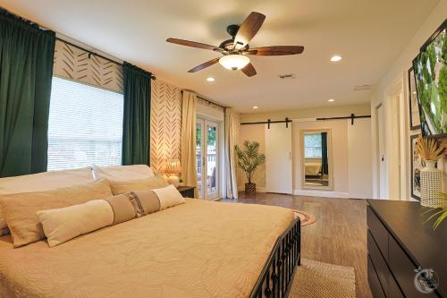 a bedroom with a bed and a ceiling fan at Sunshine Cottage in Hollywood