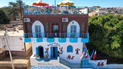 un edificio con un paseo por encima de él en Nubian Popeye - Roof top - Nile View, en Asuán