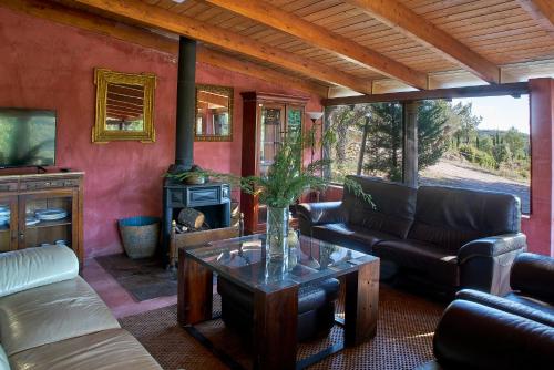 een woonkamer met een bank en een tafel bij Finca Heredad La Boquilla in Enguera