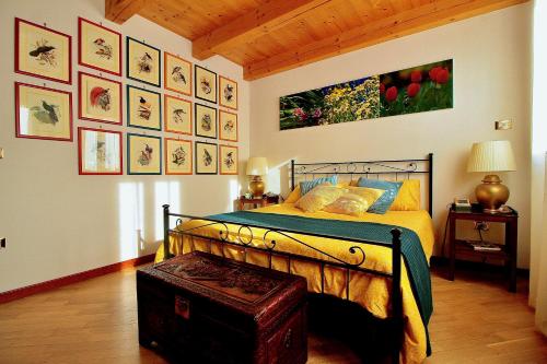 ミーラにあるCA' LEONE - Regina Vittoria - Apartment with Poolのベッドルーム1室(ベッド1台付)が備わります。壁には絵画が飾られています。