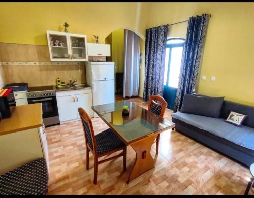 uma cozinha e sala de estar com uma mesa e um sofá em Jakov one bedroom apartment Sucuraj em Sućuraj