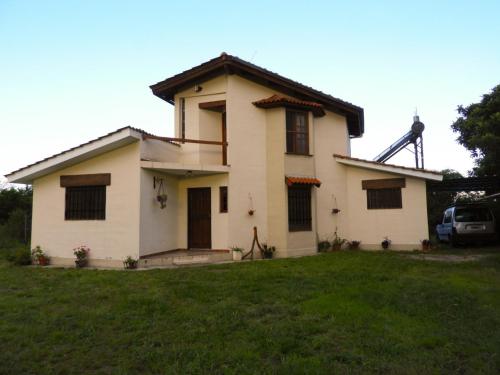 una casa en un patio de césped con en Descanso Serrano, en Tanti