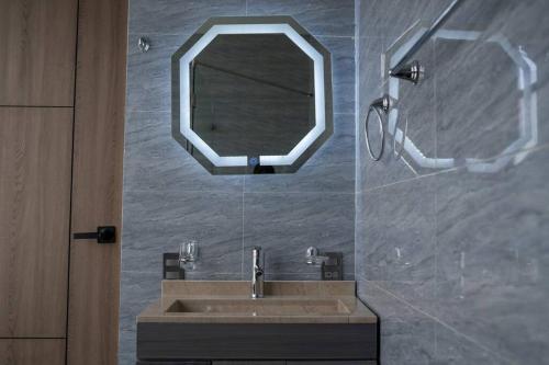 a bathroom with a sink and a mirror at Casa departamento 4 hab rooftop in Arandas