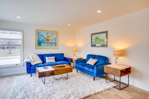 un salon avec deux chaises bleues et une table dans l'établissement Updated Wayzata Home Less Than 2 Mi to Lake Minnetonka!, à Wayzata