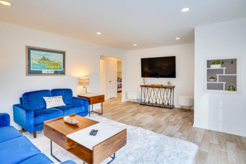 un salon avec un canapé bleu et une table dans l'établissement Updated Wayzata Home Less Than 2 Mi to Lake Minnetonka!, à Wayzata