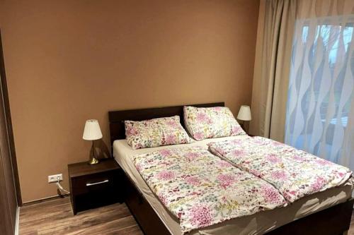 Posteľ alebo postele v izbe v ubytovaní Dom v kľudnej časti Senca s vírivkou / business & relax /