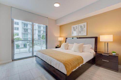 Säng eller sängar i ett rum på 3900-717AS DESIGN DISTRICT, CONDO 2 BEDROOMS & 2 BATHROOMS & BAY