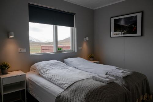 een slaapkamer met een bed en een raam bij Kornmúli in Búðardalur