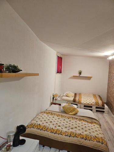 sypialnia z 2 łóżkami w pokoju w obiekcie Princess marfil w mieście Biel