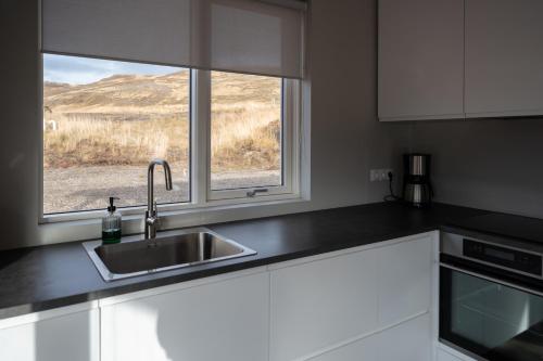 cocina con fregadero y ventana en Kornmúli, en Búdardalur