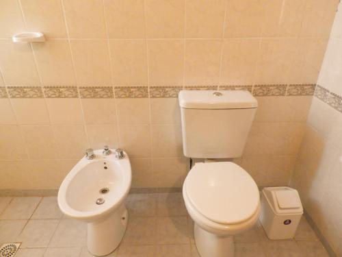 un baño con inodoro y bidé en Descanso Serrano, en Tanti