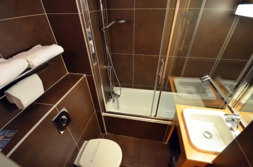 Bilik mandi di Kyriad Dijon Est Mirande