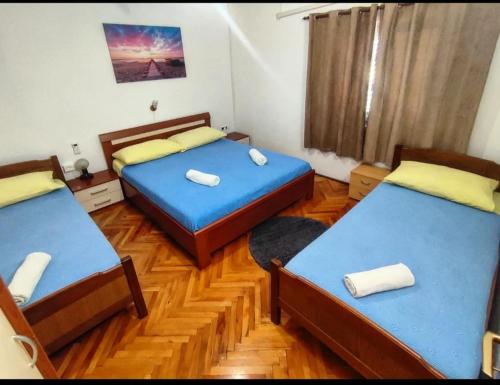 Manora Sucuraj one bedroom apartment 객실 침대