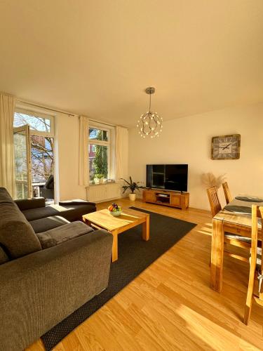 sala de estar con sofá y mesa en Attraktive Wohnung im schönen Hinterhof en Schwerin