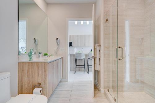 a bathroom with a shower and a sink and a toilet at 3900-504MQ DESIGN DISTRICT, CONDO 1 BEDROOM & 1 BATHROOM in Miami