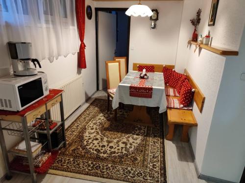 克拉尼斯卡戈拉Apartment Stefka的一间带桌子和微波炉的小房间