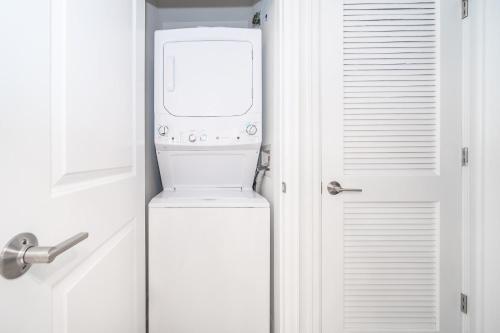 uma máquina de lavar e secar roupa numa cozinha ao lado de uma porta em 3171-204AZ STOREY LAKE, CONDO 2/2 LAKE VIEW em Kissimmee