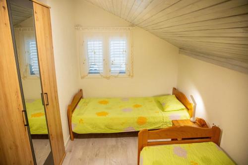 Katil atau katil-katil dalam bilik di Vis Apartments Ivona i Daria