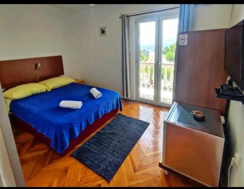 Postel nebo postele na pokoji v ubytování Manora Sucuraj 2 bedroom apartment