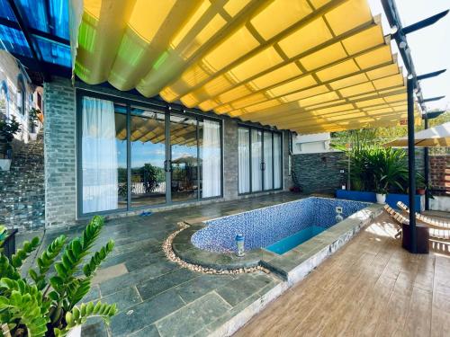een zwembad in het midden van een huis bij Skyview Homstay & Coffee in Kon Tum Kơ Nâm
