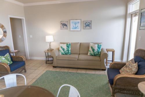 Uma área de estar em Beach Front Destin Condo Daily Beach Service - Blue Dolphin