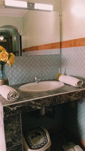 a bathroom with a sink and a toilet at Hôtel Restaurant BOUGAFER in Oulad Akkou