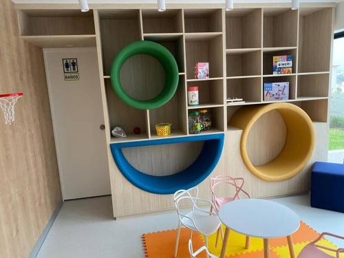 a toy room with a basketball hoop and a table and chairs at Apartamento en Barranco in Lima