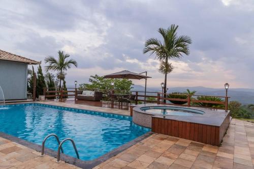 - une piscine avec vue sur les montagnes dans l'établissement Vivenda Mirante Do Sol, à Contagem