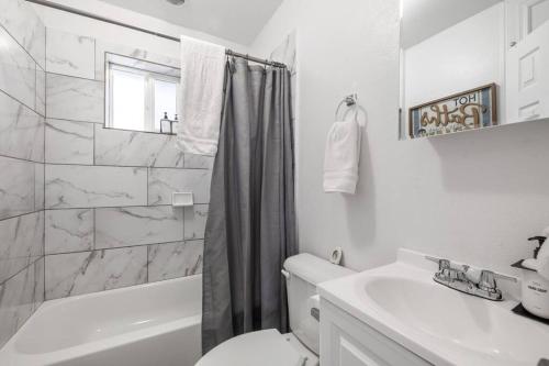 baño blanco con ducha y lavamanos en Hot Tub Haven+.4 Mi to USU Eastern+In Unit Laundry, en Price