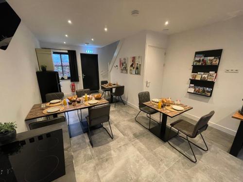 a kitchen and dining room with tables and chairs at B en B Stipdonk in Lierop