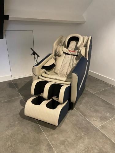 a car seat sitting on the floor in a room at B en B Stipdonk in Lierop