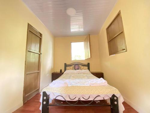 - une chambre avec un lit dans une pièce dotée d'une fenêtre dans l'établissement Casa De Campo Donde Se Respira Aire puro., à Marsella
