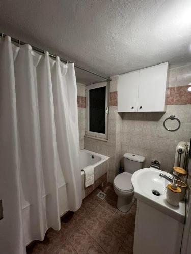 uma casa de banho com uma banheira, um WC e um lavatório. em La Maison Luxury em Lamía