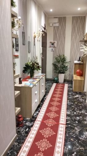 una camera con tappeto rosso sul pavimento di La Casa di Sonia a Savona