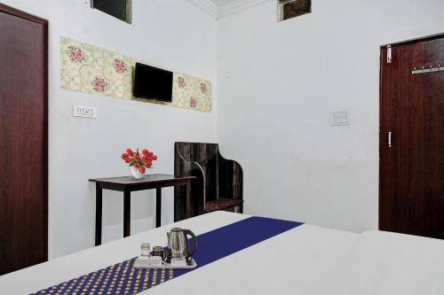 Zimmer mit einem Bett mit Nähmaschine in der Unterkunft SPOT ON Hotel Srb in Jodhpur