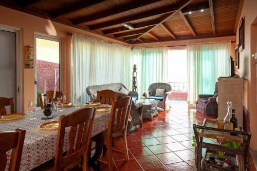 מסעדה או מקום אחר לאכול בו ב-Casa da Maria 15 - Funchal - Famílias