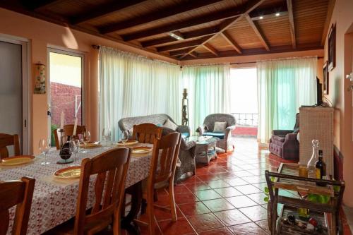 a dining room with a table and a living room at Casa da Maria 15 - Funchal - Famílias in Funchal