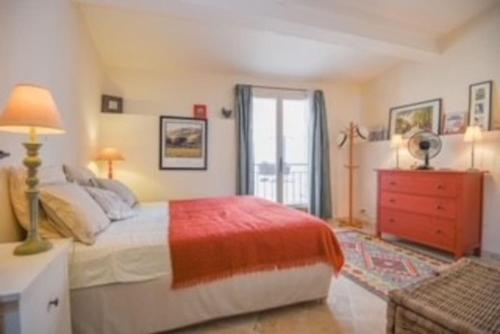 une chambre avec un lit, une commode et une fenêtre dans l'établissement Vérité Maison de Lorgues village center- Charming 2 bed 2 bath oasis, à Lorgues