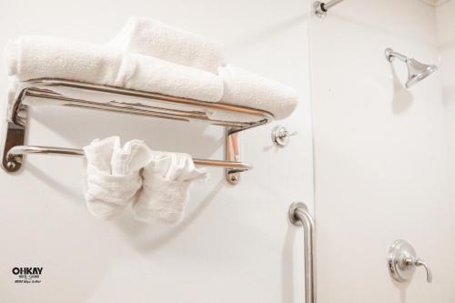 um toalheiro na casa de banho com toalhas brancas em Ohkay Hotel Casino em San Juan Pueblo