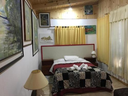 - une chambre avec un lit et 2 serviettes dans l'établissement Cabañas con piscina en la entrada de Oberá, à Oberá