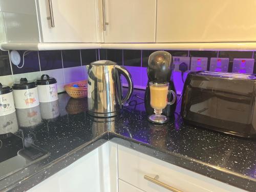 a kitchen counter with a blender and a microwave at City Mill - Next to Town Centre Shopping and Restaurants - Free Parking in Burton upon Trent