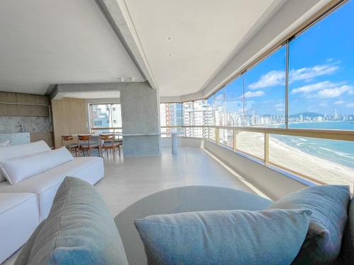 een woonkamer met uitzicht op de oceaan bij Luxuoso apartamento com a melhor vista de BC in Balneário Camboriú