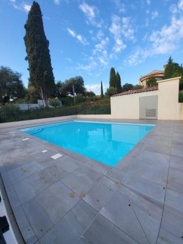 une piscine devant une maison dans l'établissement Studio avec Parking Privé, Piscine plage 300m, à Antibes