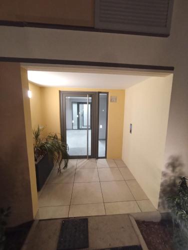 un couloir vide avec une porte dans un bâtiment dans l'établissement Studio avec Parking Privé, Piscine plage 300m, à Antibes