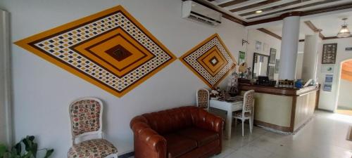 a living room with a leather couch and a counter at Hotel Casa Branca in Guarujá
