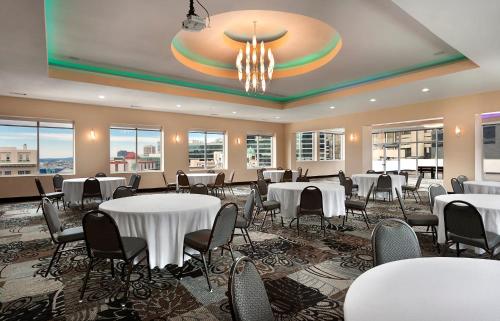 uma sala de banquetes com mesas e cadeiras e um lustre em Holiday Inn Express & Suites - Atlanta Downtown, an IHG Hotel em Atlanta