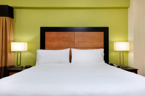 Un ou plusieurs lits dans un hébergement de l'établissement Holiday Inn Express & Suites - Atlanta Downtown by IHG